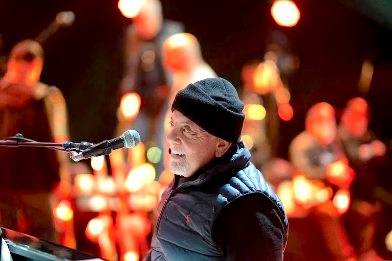 Billy Joel jatuh di panggung saat konser, tetapi dia bangkit dan tetap memberikan penampilan yang memukau